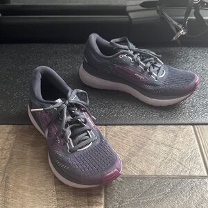 Brooks Women's Gray and Purple Running Sneakers